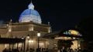 端っこの方は曲がって見えます。