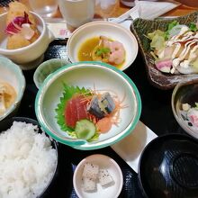 定食スタイルの夕食・ドリンクはバイキング