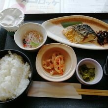 定食スタイルの朝食