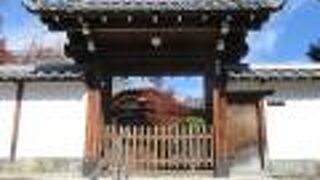 葵御紋瓦の山門と白壁