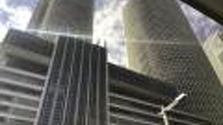 上層階はオフィスビルという印象です。