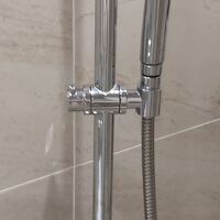 固くて緩まないシャワー部分