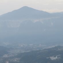 展望台から武甲山を見ています