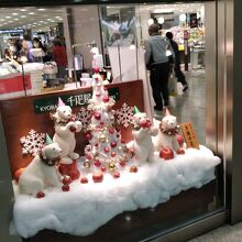 12月が近いということで、店先にはクリスマスツリーが。