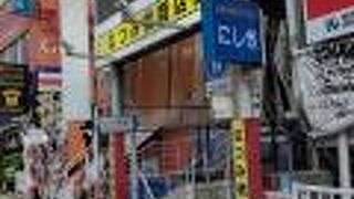 国際通りから路地に入った商店街