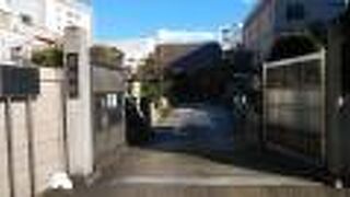 繁華街の近くにある寺院