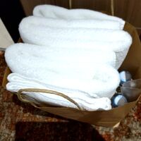 部屋前に置かれた二泊目のタオル類、歯ブラシ、ボトルウォーター