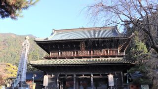 日本三大三門の背後にあるのは287段の急階段／身延山久遠寺