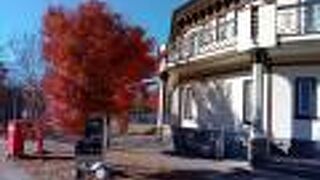 河口湖前にある円形ホール