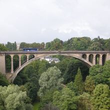 この橋と渓谷の様子