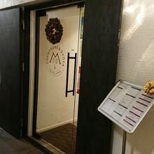 ビルの3階にお店があります。