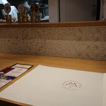 カウンターの先が厨房。