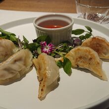 「今月の餃子(具材/イタリアンソーセージ)」 一口サイズです