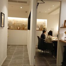 右手側は6人掛けテーブルの個室。