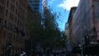 大きな保護幕にはジェネラル ポスト オフィスが・・・