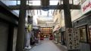 英文みくじや紙芝居みくじなど、色々なおみくじが置かれていました