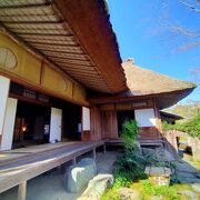 大洲随一の景勝地「臥龍淵」に建つ見事な日本庭園と茅葺の数寄屋造りの建物は必見です