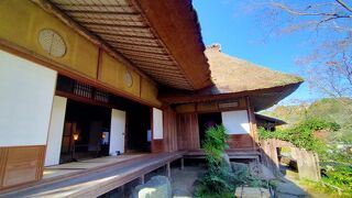 大洲随一の景勝地「臥龍淵」に建つ見事な日本庭園と茅葺の数寄屋造りの建物は必見です