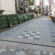 渋谷川に架かる短い橋です