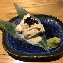 生湯馬刺しです。久しぶりの生湯葉、とろける美味しさです。