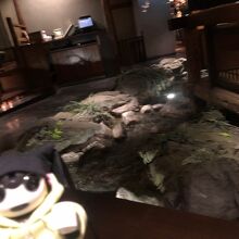 小川が流れていて、せせらぎの音に癒されます。