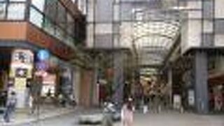 広大なアーケードが続く商店街