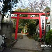 住宅街にある神社です。