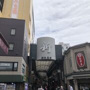 浅草の歴史を感じる、大きな商店街。