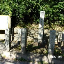 碑と説明板です。