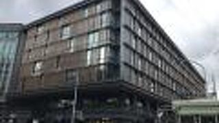 隈研吾さんによってリノベーションした「COCON KARASUMA」 