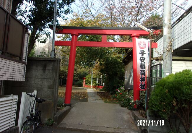 住宅街にある神社です。