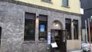 ラーメン店らしくない洋館を模した建物ですが、実は外観のみの「看板建築」でした