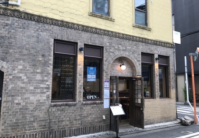 ラーメン店らしくない洋館を模した建物ですが、実は外観のみの「看板建築」でした