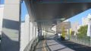 岐阜駅北口の便利なペデストリアンデッキ