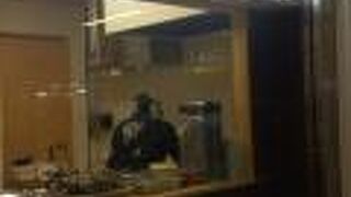 改札口の前にある