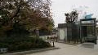 お堀を近くで眺めることが出来る最適な場所です