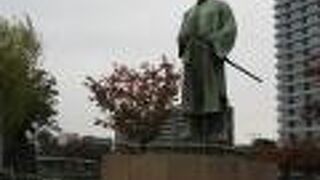 気品にあふれている銅像