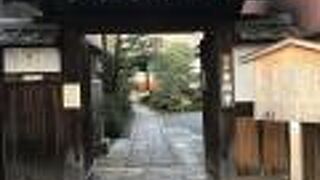 行基が東岩倉山（左京区）の一切経谷に阿弥陀堂を創建したのが始まり