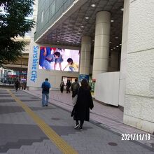 地下通路につながるエレベータがあります。