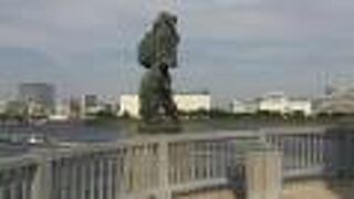 隅田川を渡る中央大橋の途中にあります