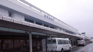 こじんまりした空港で利用し易い。