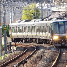 223系区間快速4両編成大阪行が中山寺に到着。