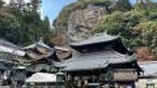 岩山に抱かれた