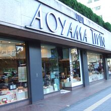 青山通りに面していろいろなお店が並んでいます