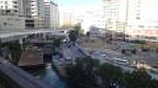 ゆいレールの県庁前駅のそばを流れている川でした。