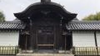 四脚門がみごとです