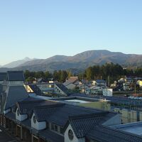 4階の部屋からの眺め、高田駅と妙高高原が見える