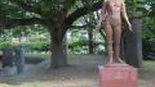 レンガ色の女性立像