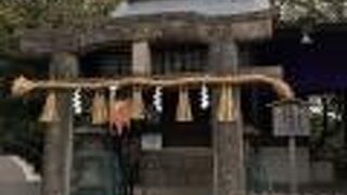 池のほとりの小さな神社