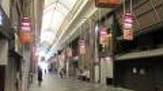 明るいアーケード通りです